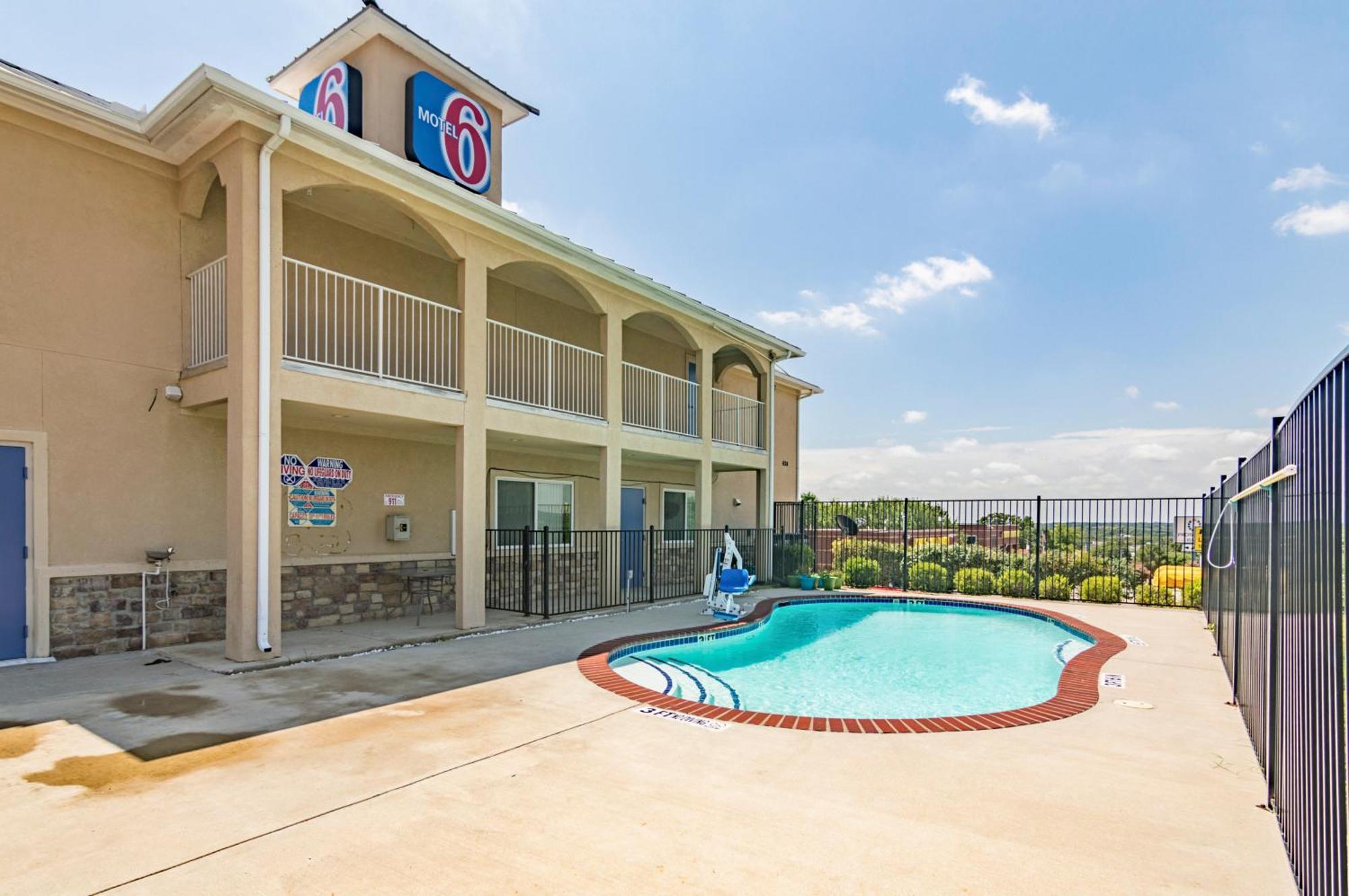 6-azle, Tx Hotel
