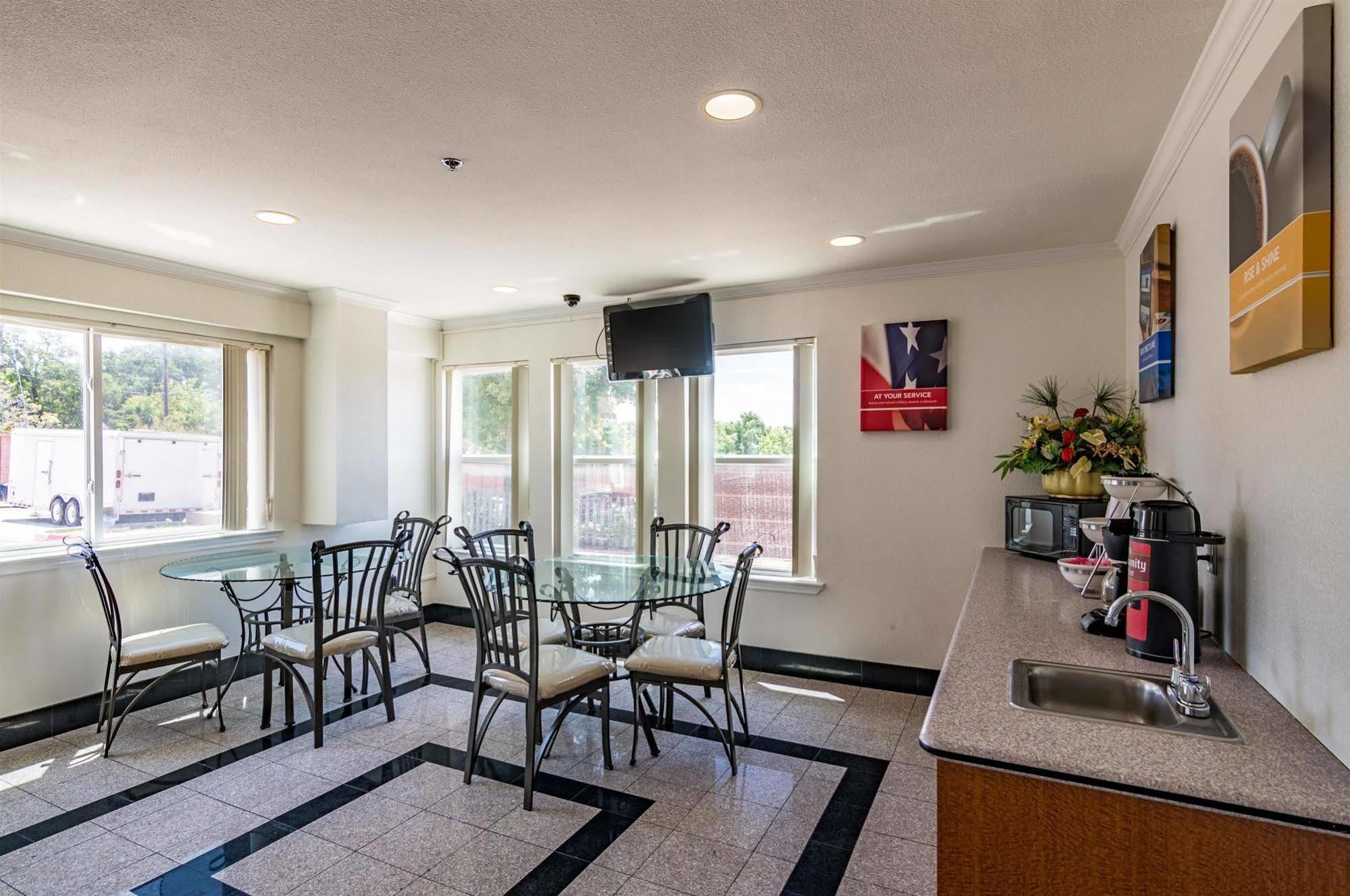6-azle, Tx Hotel