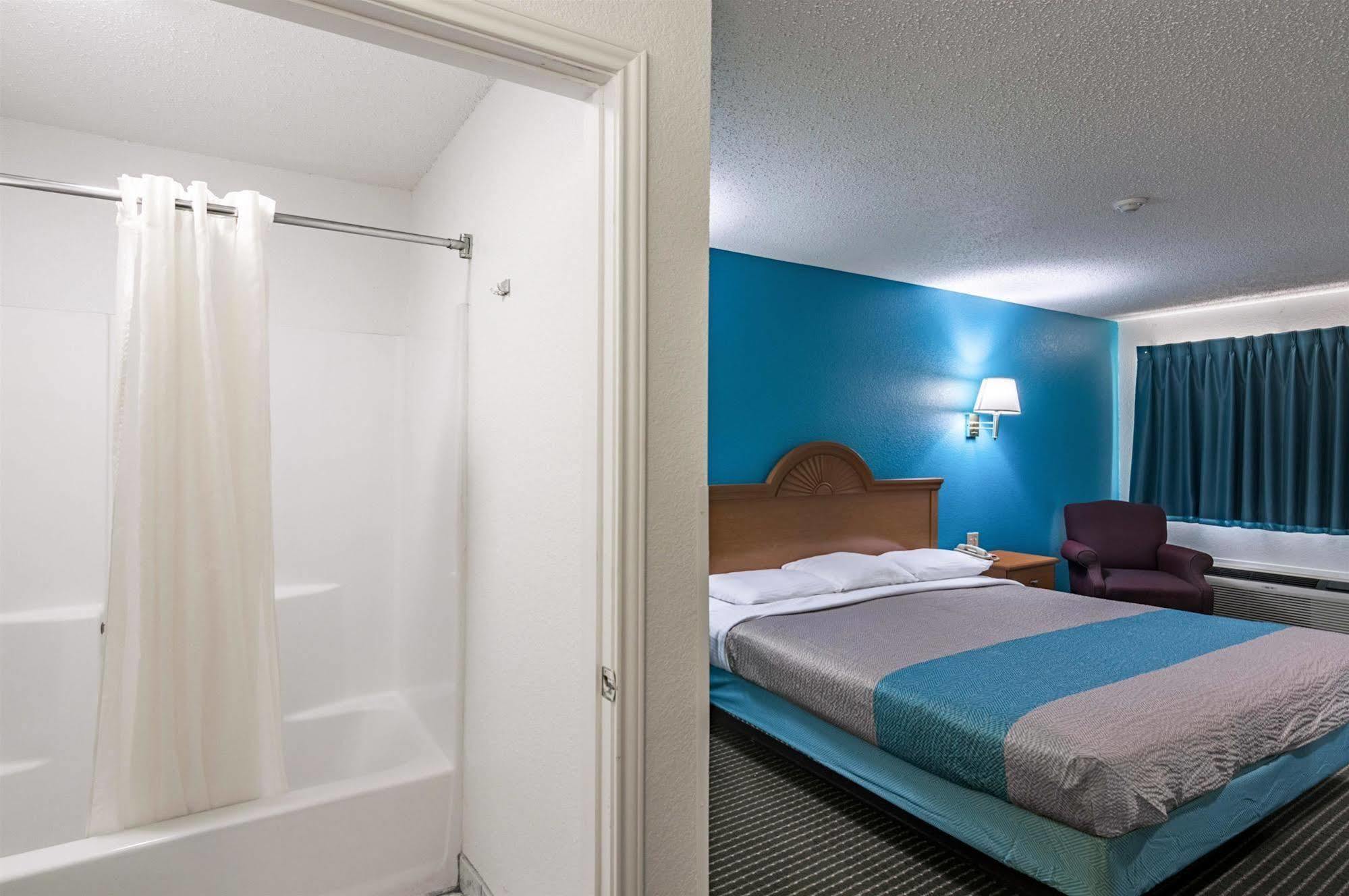 Hotel 6-azle, Tx 2*