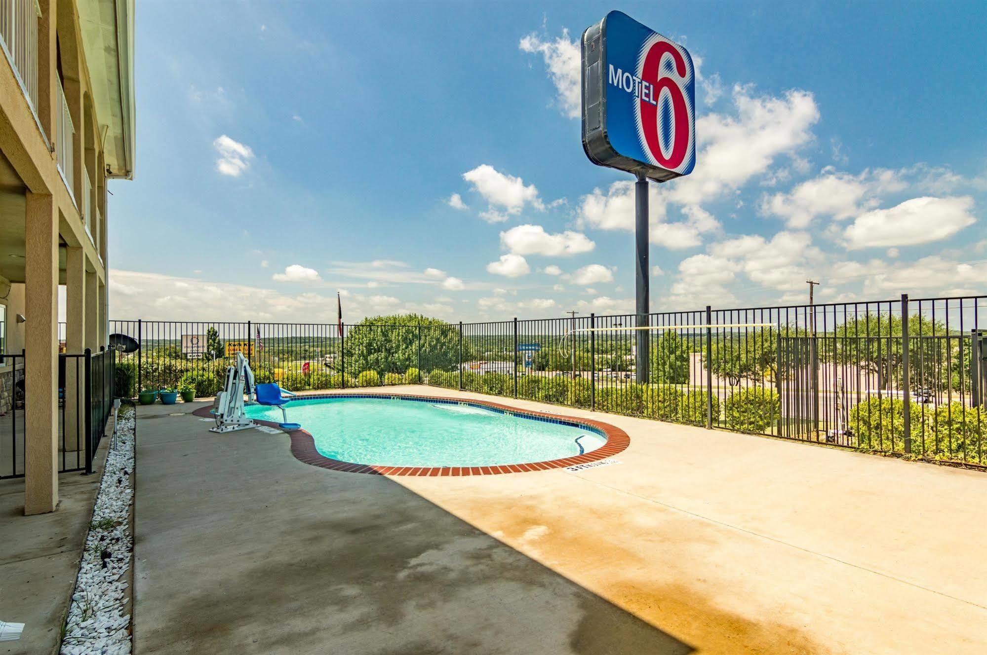 6-azle, Tx Hotel