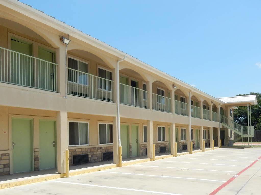 6-azle, Tx Hotel